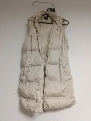 Chaleco largo beige con capucha