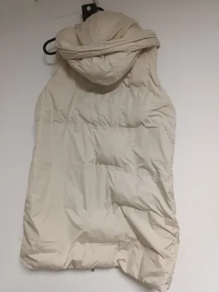 Chaleco largo beige con capucha
