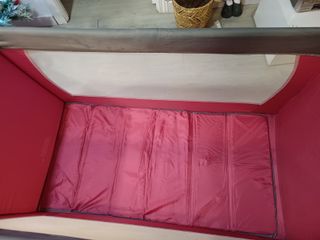 Cuna de viaje magenta y gris