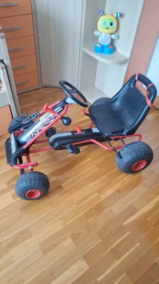 Coche a pedales rojo