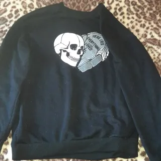 Camiseta negra con calavera