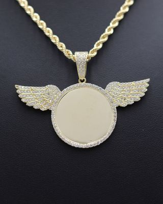 COLGANTE CHAPA REDONDO ALAS CIRCONITAS. Oro 18K.