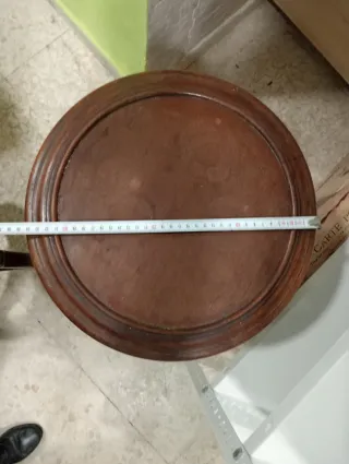 Mesa alta o macetero de madera