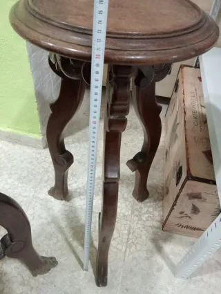 Mesa alta o macetero de madera