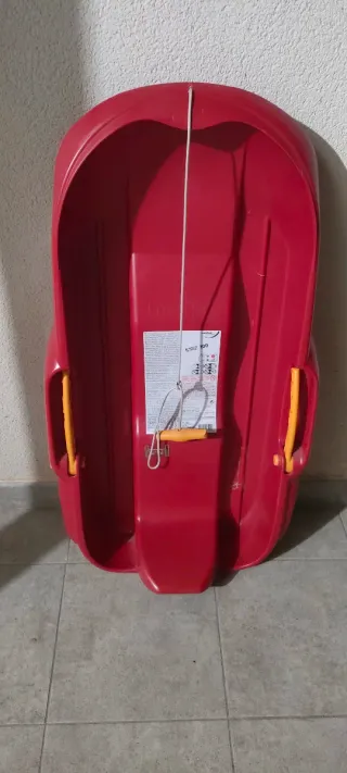 Trineo de nieve rojo