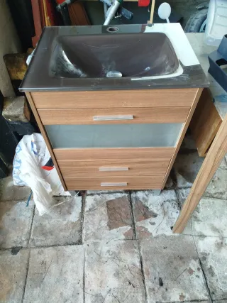 Mobile da bagno completo con specchio, lavandino e mobile