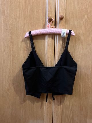 Top negro con encaje