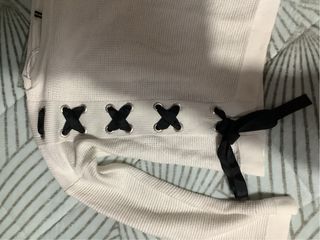 Jersey beige con cordones negros