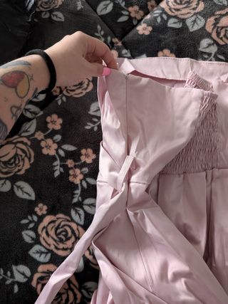 Vestido rosa palo strapless con flor