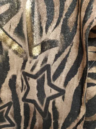 Camiseta dorada y marrón