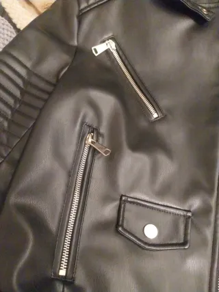 Cazadora efecto piel Zara