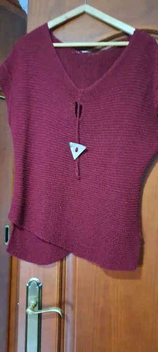 Jersey burdeos cuello pico