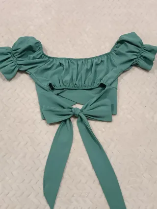 Top corto verde con volantes