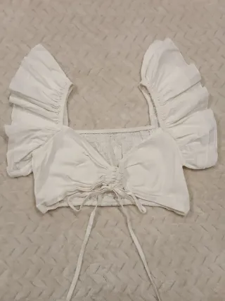 Top corto verde con volantes