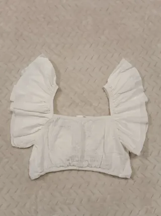 Top corto verde con volantes