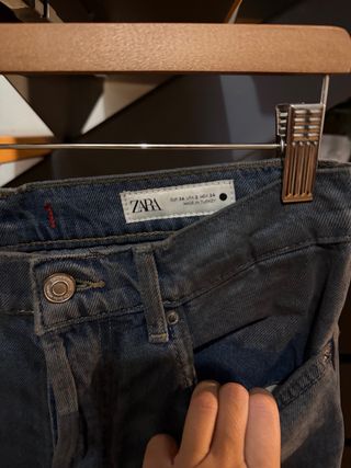 Pantalón cargo Zara desgastado talla 34.