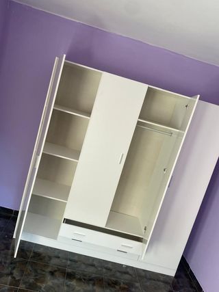 Armario blanco y morado
