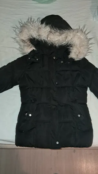 Abrigo negro con capucha y pelo