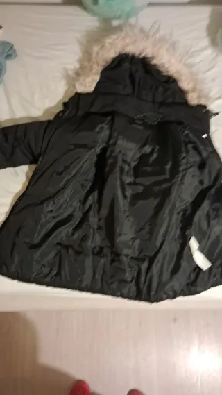 Abrigo negro con capucha y pelo