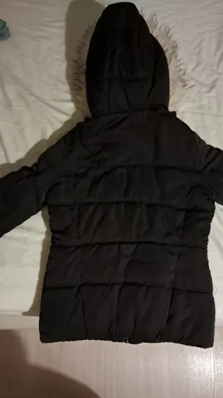 Abrigo negro con capucha y pelo