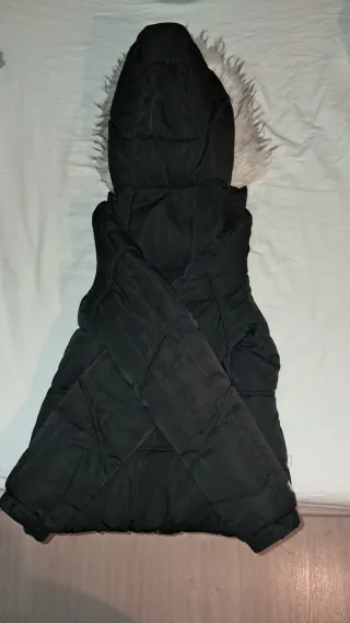 Abrigo negro con capucha y pelo