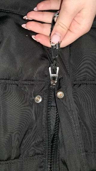 Abrigo negro con capucha y pelo