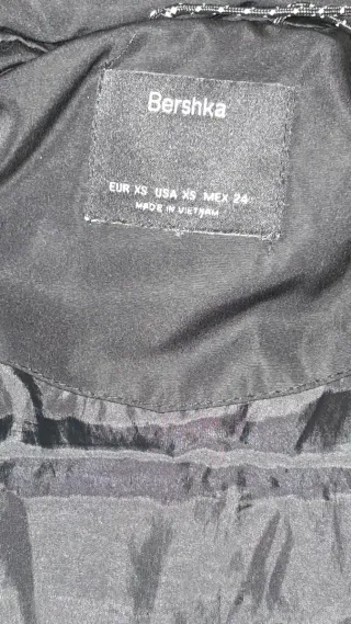 Abrigo negro con capucha y pelo