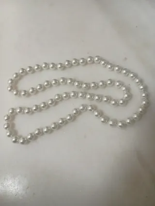 Collar de perlas plateadas