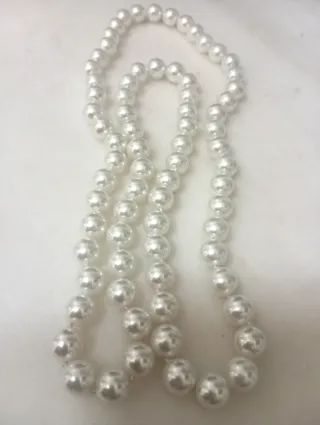 Collar de perlas plateadas