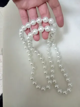 Collar de perlas plateadas