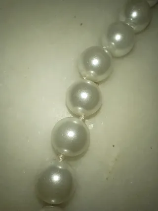 Collar de perlas plateadas