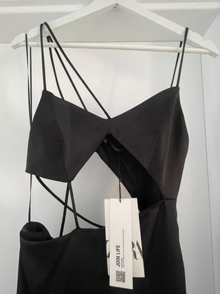 Vestido negro satinado con abertura lateral.