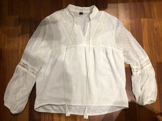 Blusa blanca estilo boho con encaje