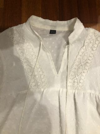 Blusa blanca estilo boho con encaje