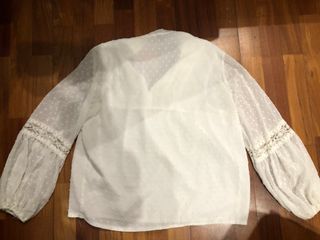 Blusa blanca estilo boho con encaje