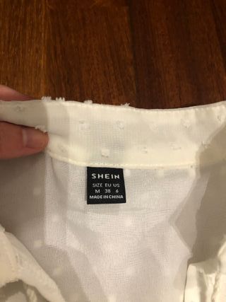 Blusa blanca estilo boho con encaje