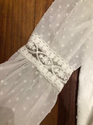 Blusa blanca estilo boho con encaje