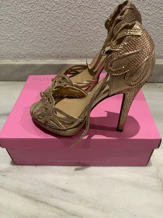 Zapatos de tacón Roberto Botella dorados