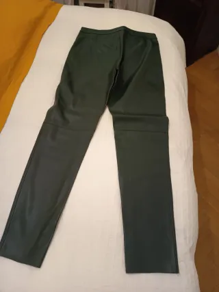 Pantalones efecto piel verde Zara