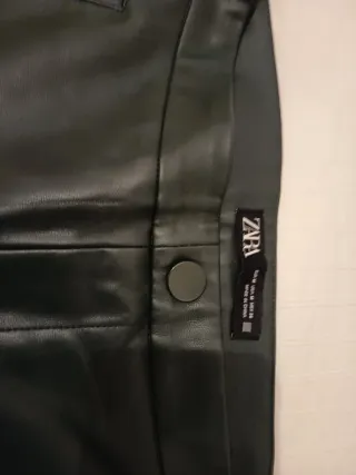Pantalones efecto piel verde Zara