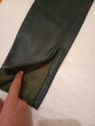 Pantalones efecto piel verde Zara