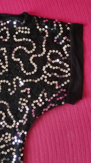 Camiseta con lentejuelas.