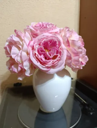 Jarrón blanco con 7 flores de tela rosas