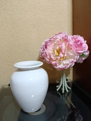 Jarrón blanco con 7 flores de tela rosas