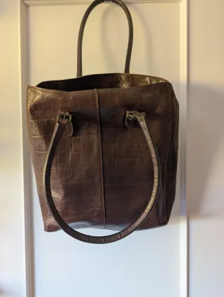 Bolso de piel marrón con textura