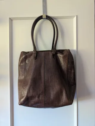 Bolso de piel marrón con textura