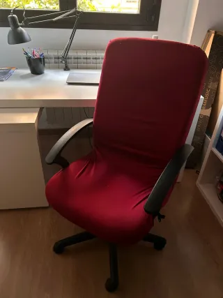 Mesa de estudio y silla de oficina roja
