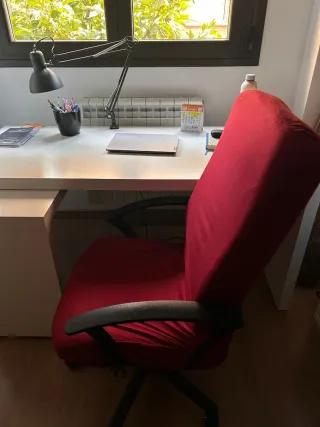Mesa de estudio y silla de oficina roja
