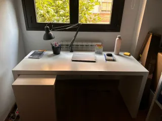 Mesa de estudio y silla de oficina roja