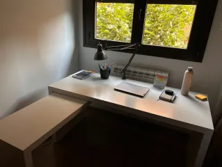 Mesa de estudio y silla de oficina roja